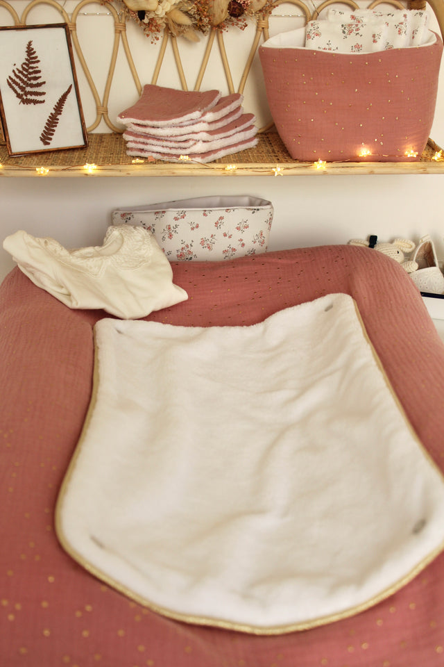 housse de matelas à langer rose thé , décoration chambre bébé fille, protection de matelas rose