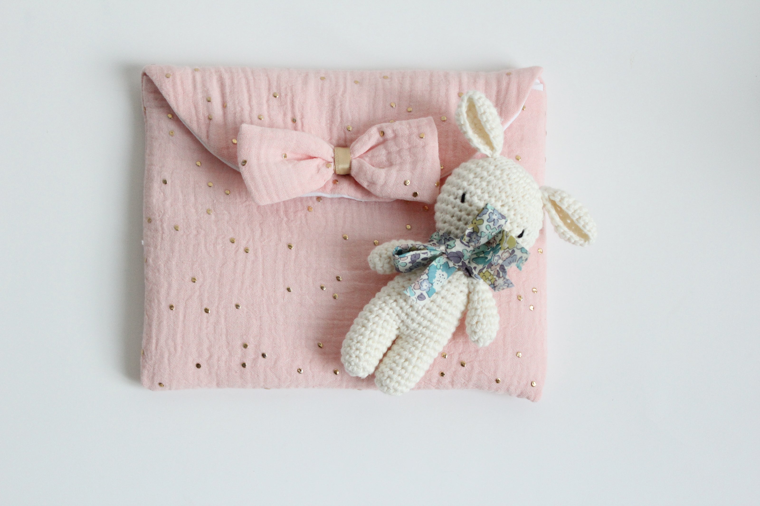 Rose clair à pois dorés