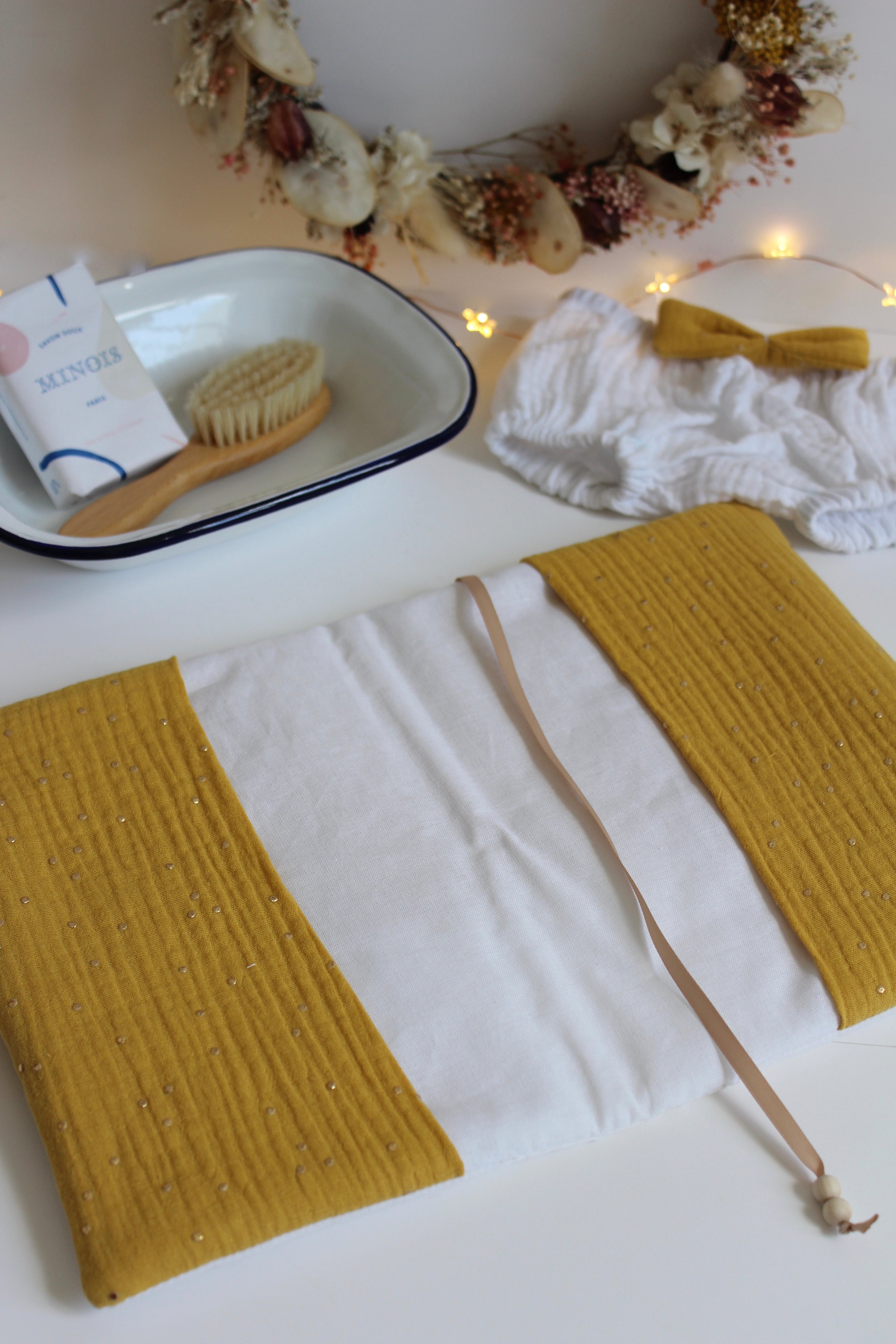 Protège carnet de santé pois dorés