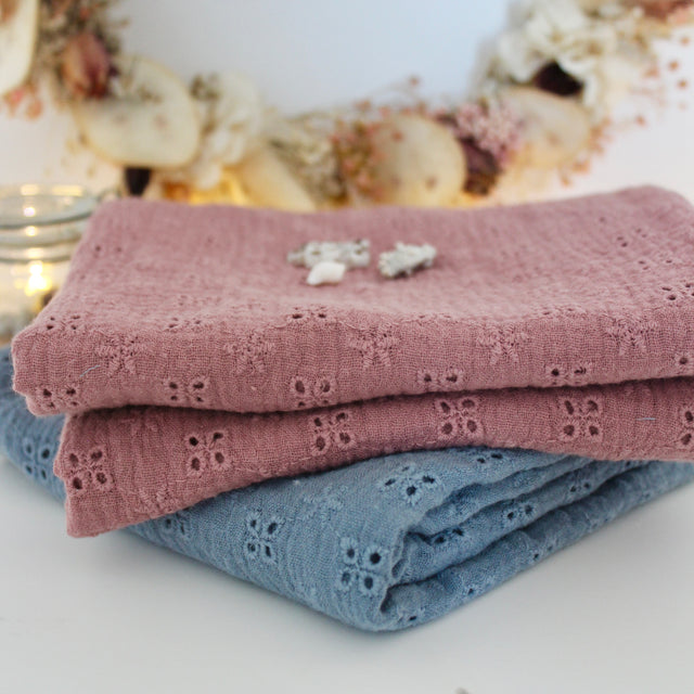 lange double gaze de coton brodée, broderie anglaise, lange bleu, lange rose, lange blanc cassé