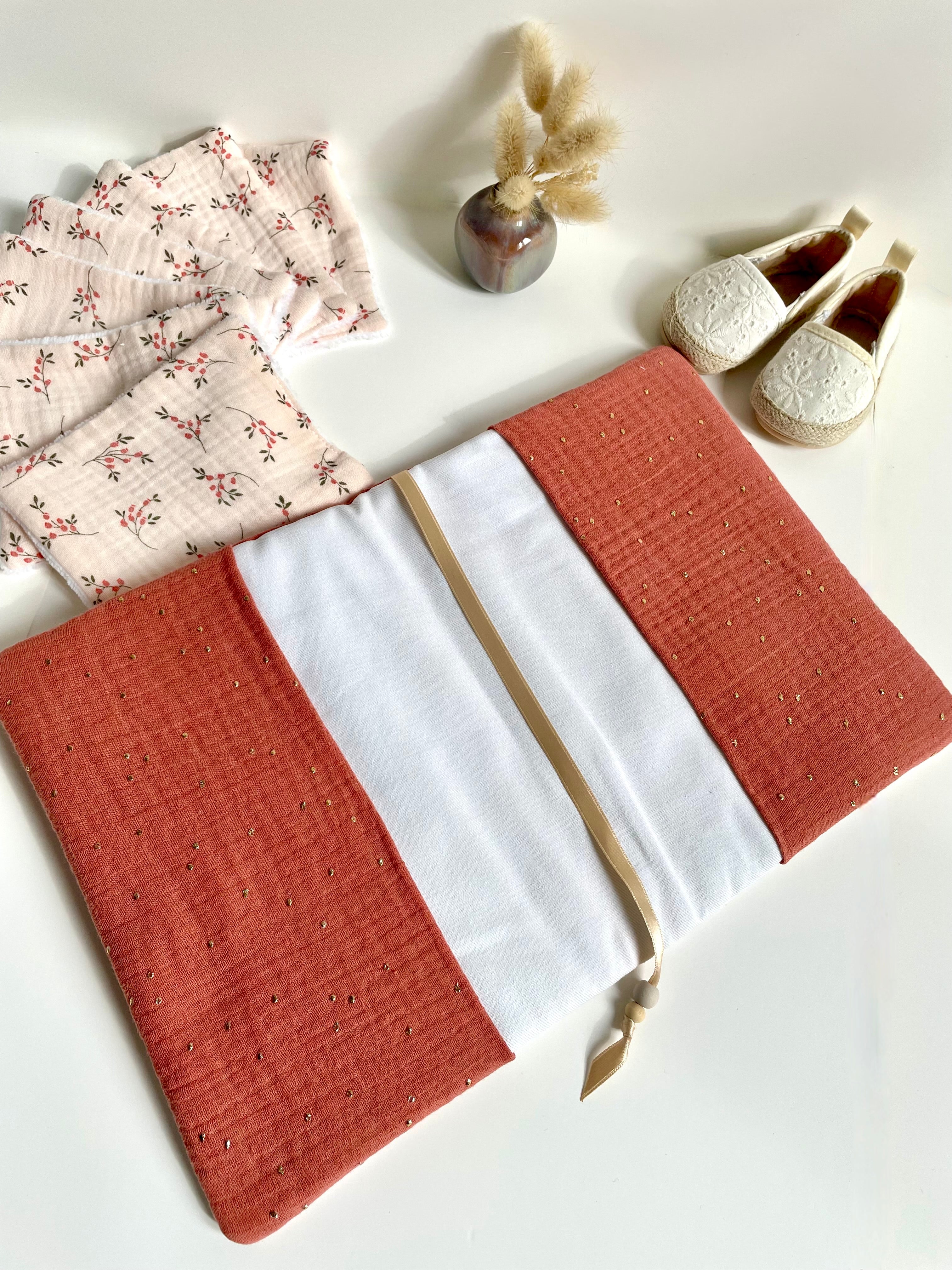 Protège carnet de santé pois dorés