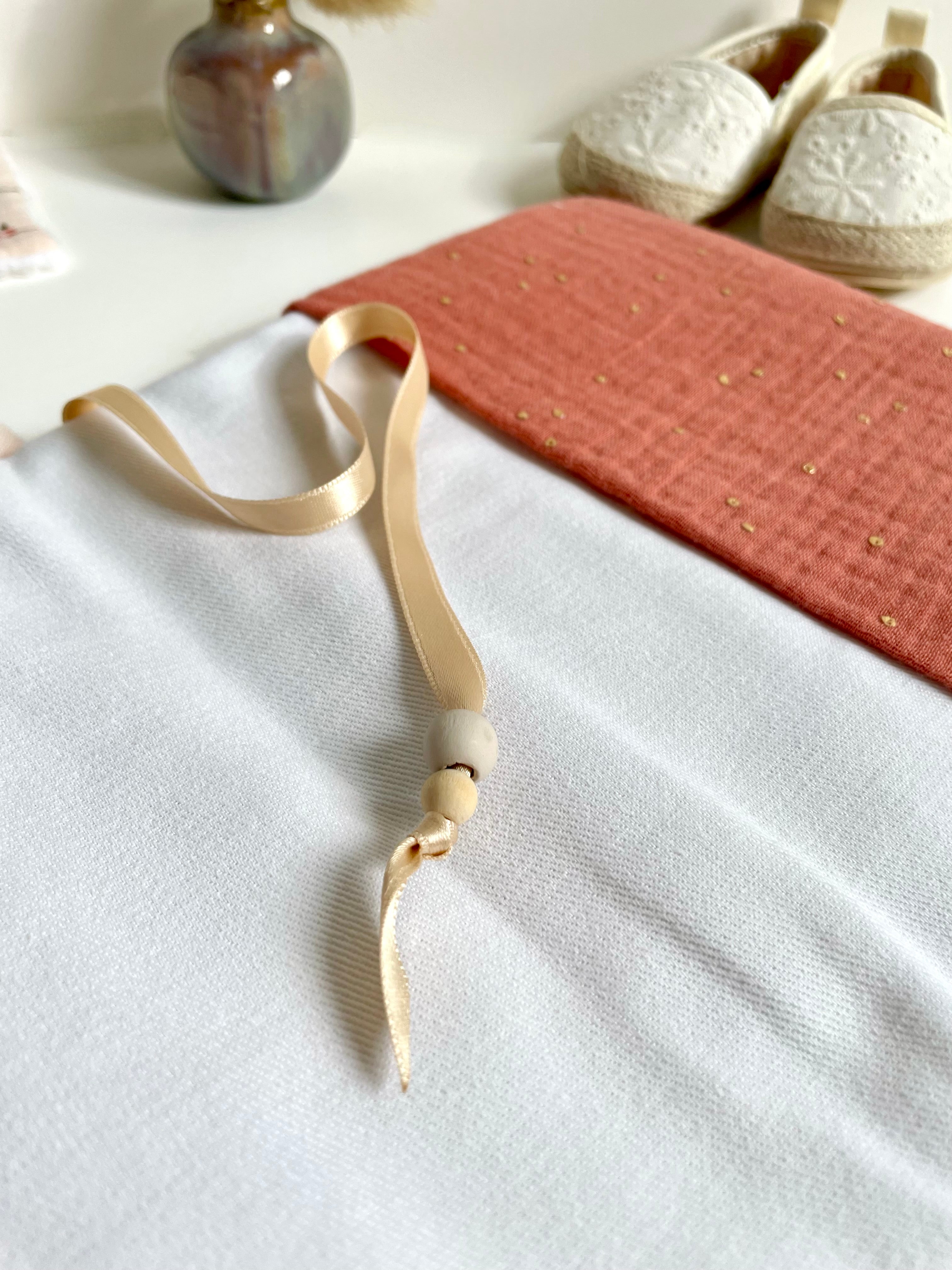 Protège carnet de santé pois dorés