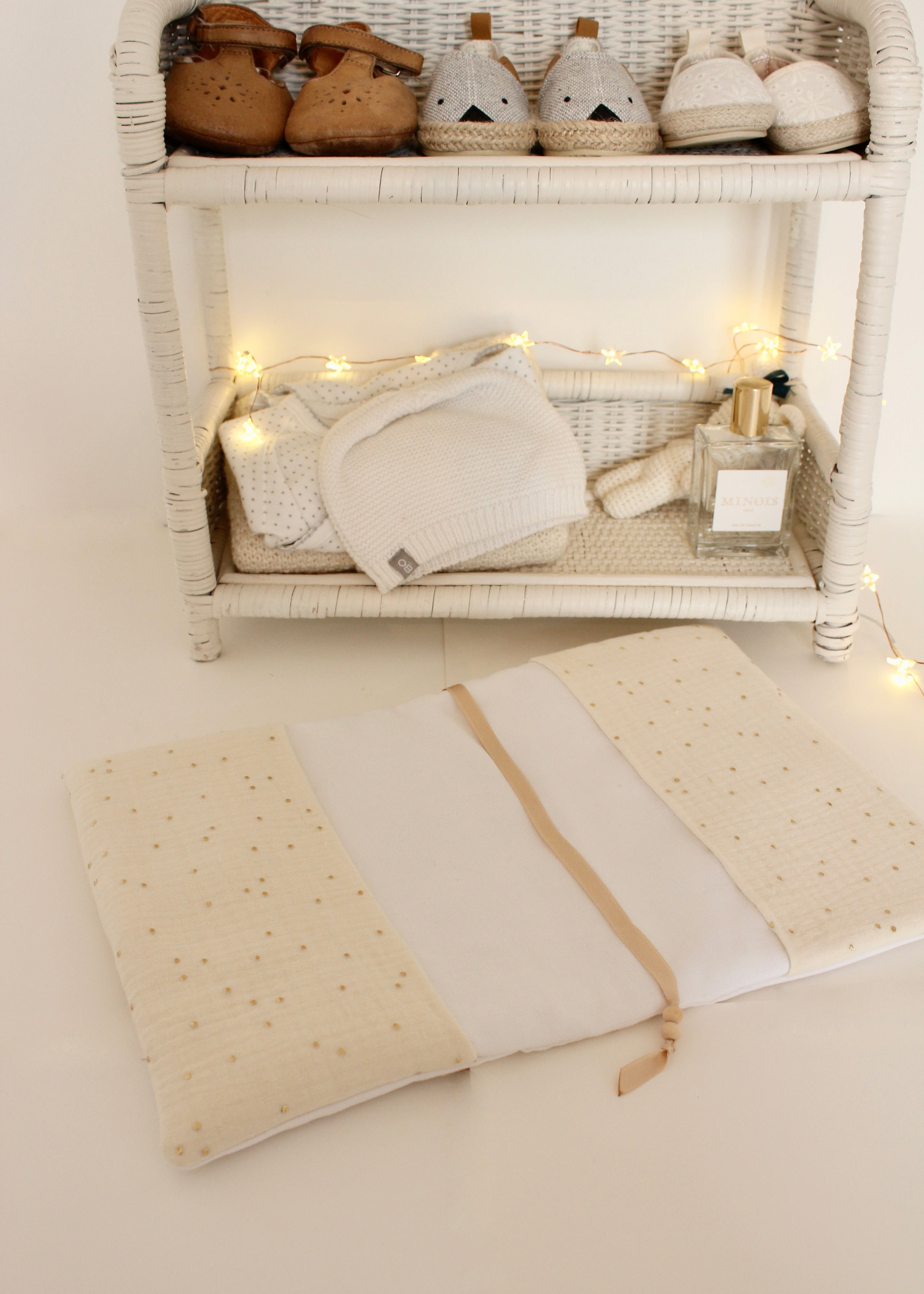 Protège carnet de santé pois dorés