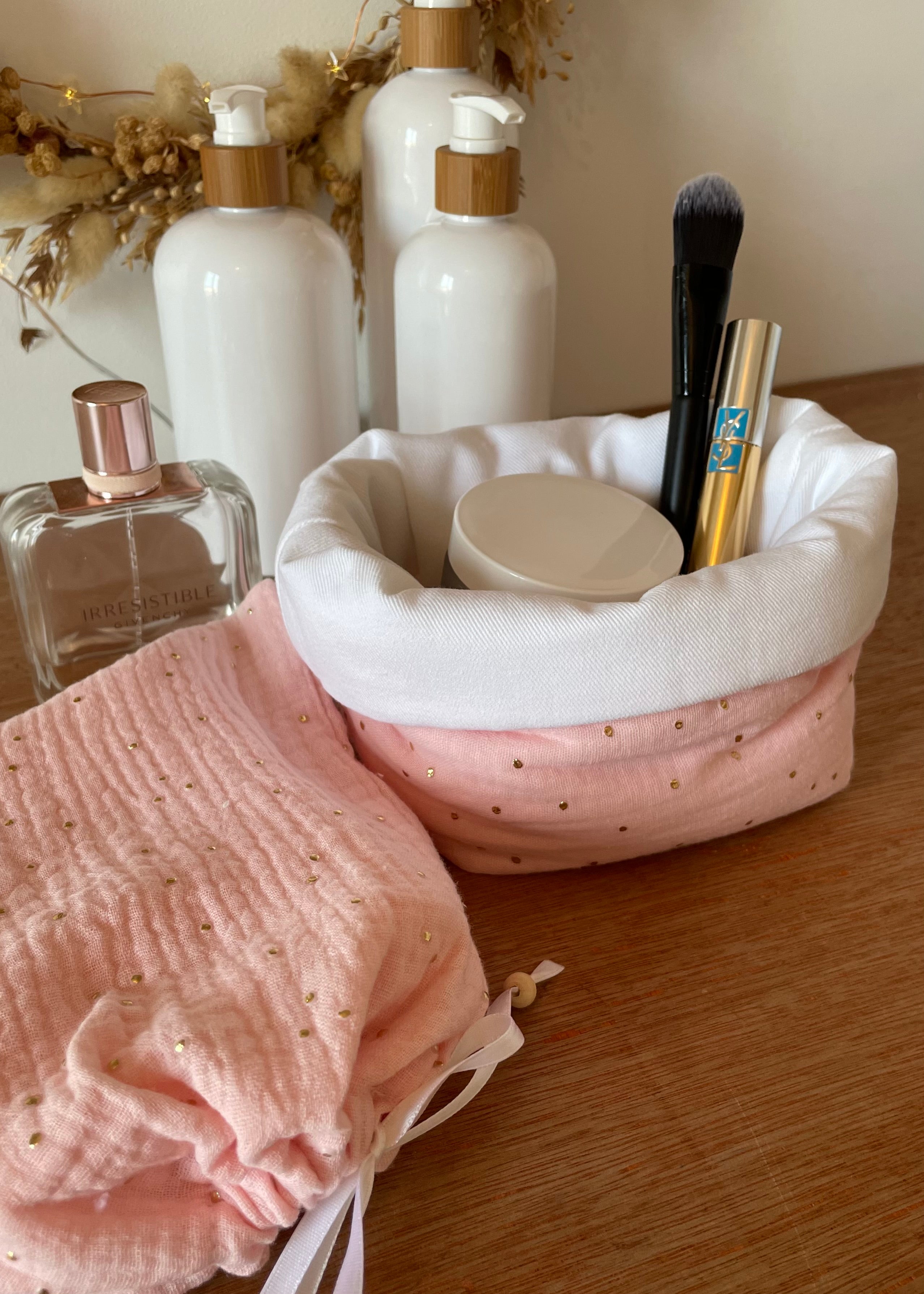 Rose clair à pois dorés