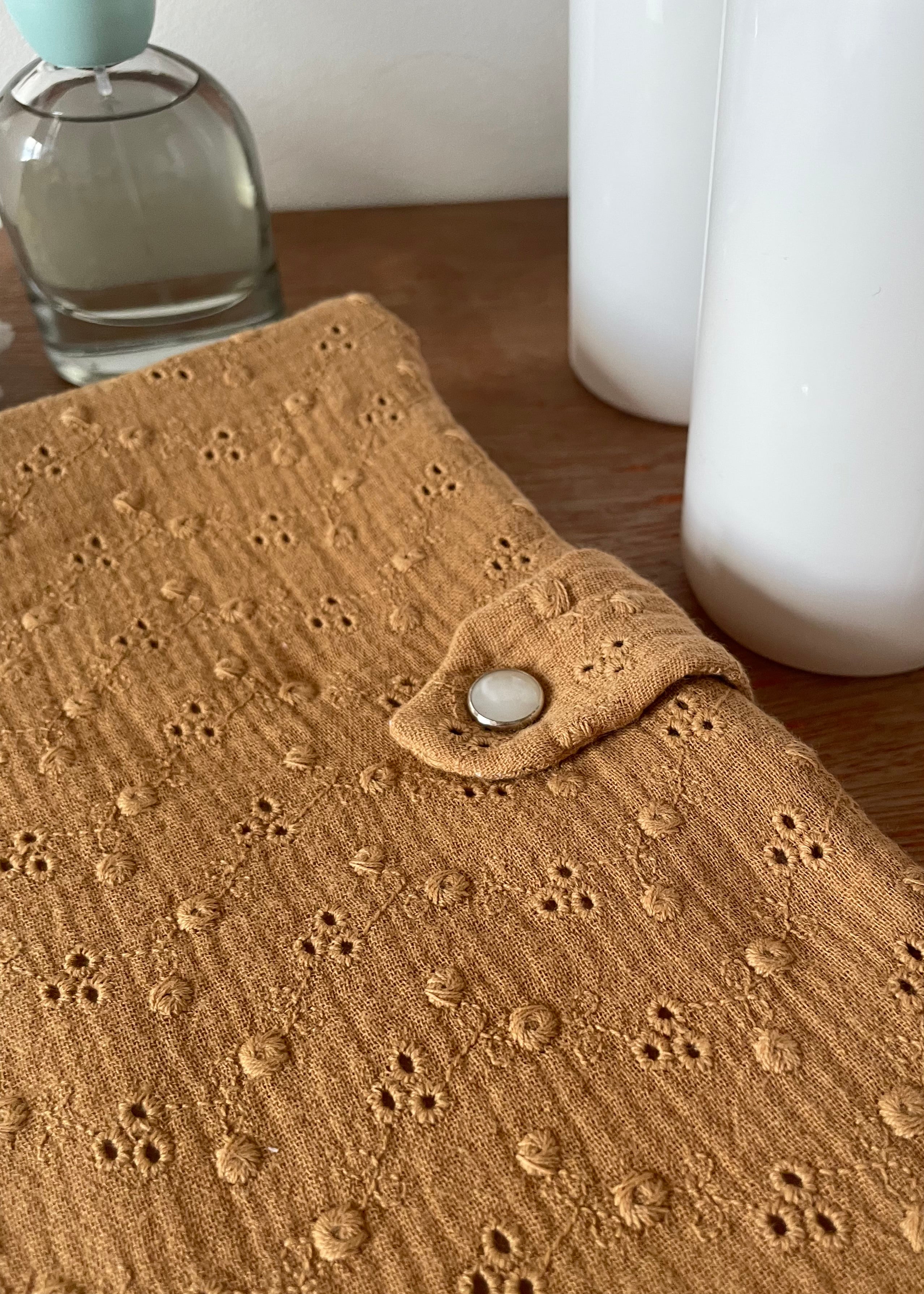 Protège carnet de santé pois dorés