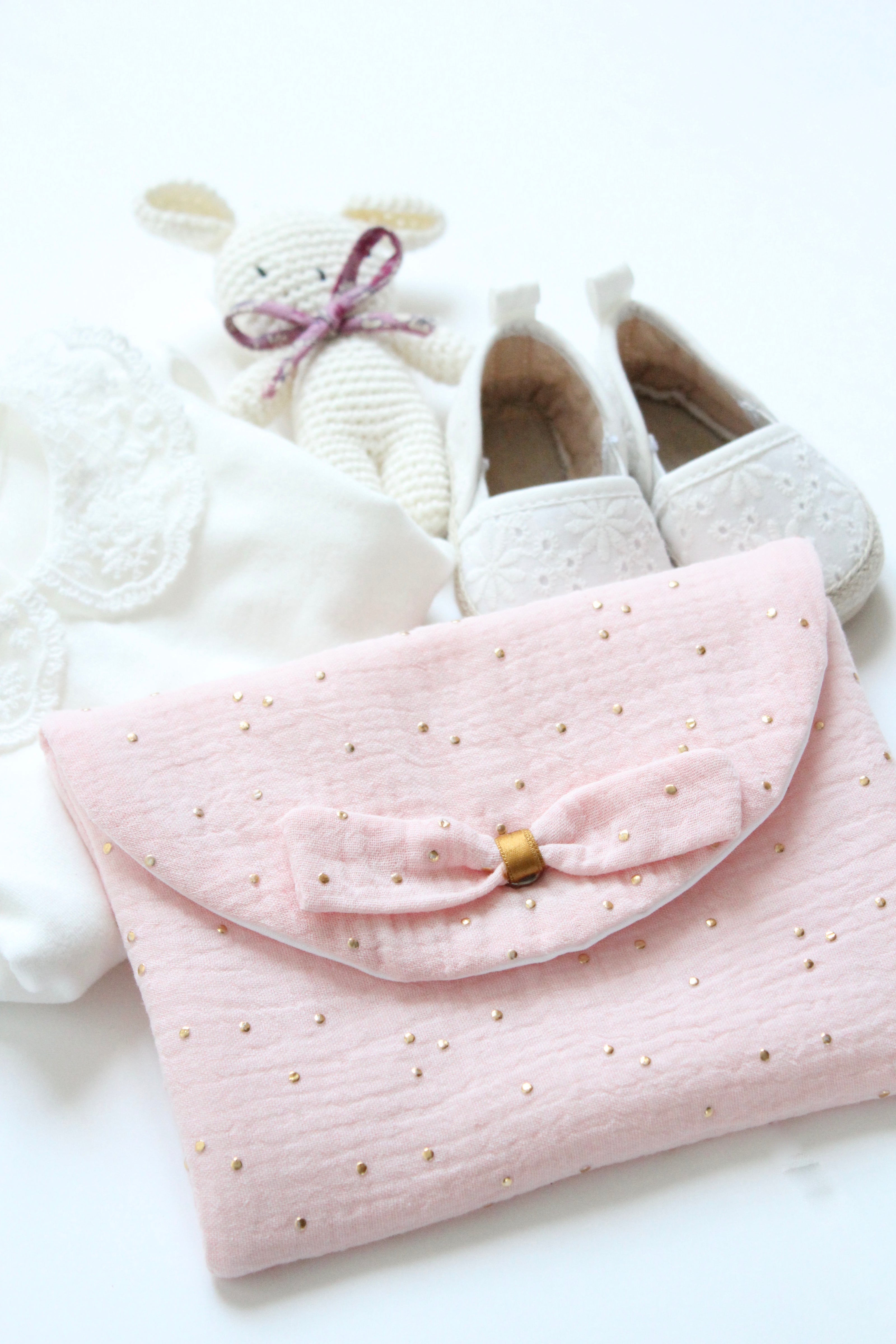 Rose clair à pois dorés