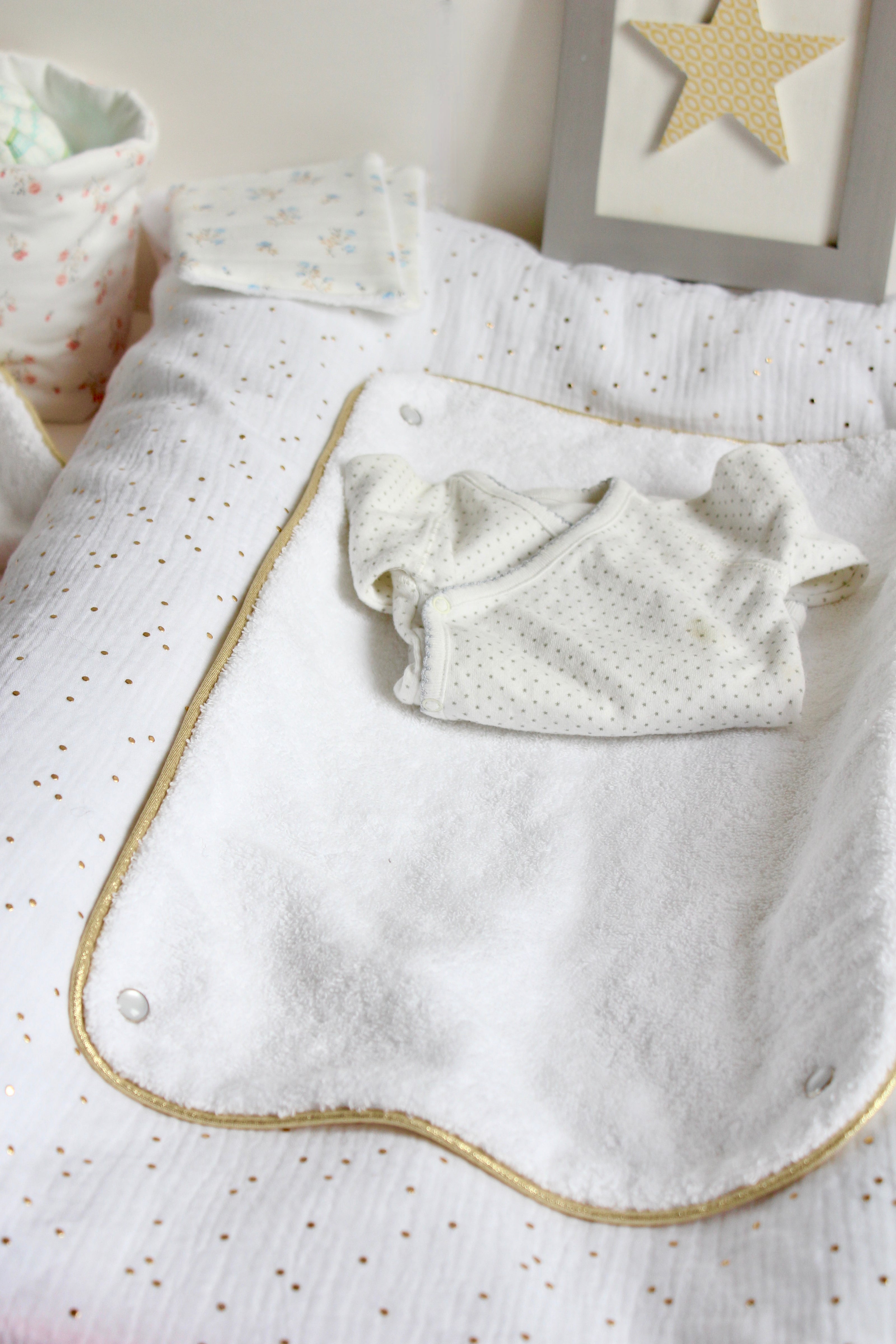 housse de matelas à langer pour bébé en gaze de coton avec petits pois dorés 