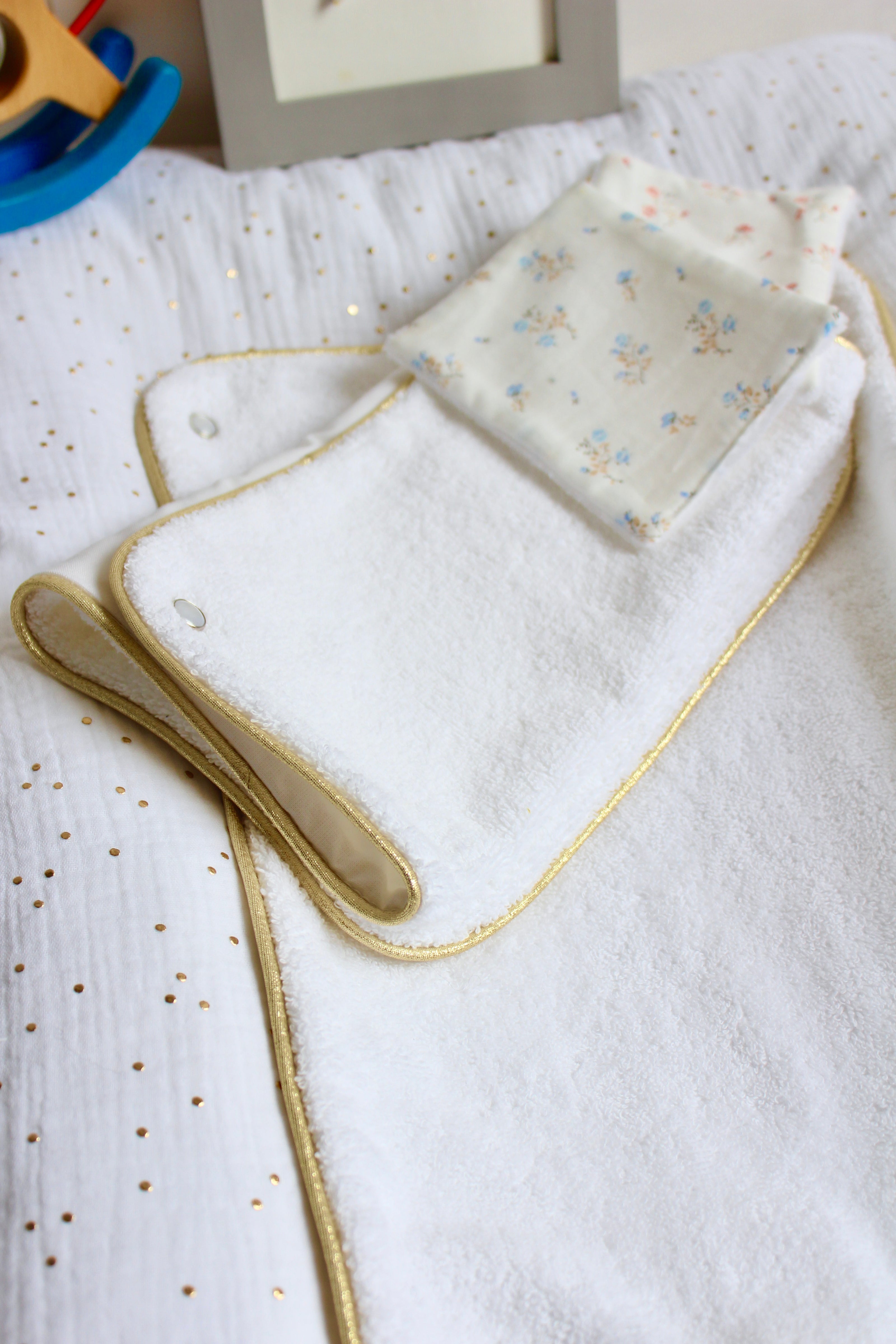 housse de matelas à langer en gaze de coton blanc avec petits pois dorés et serviette amovible 