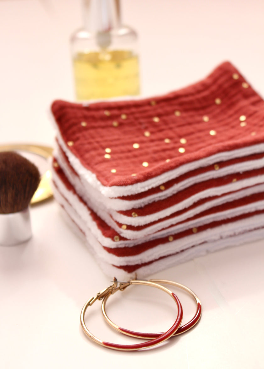 Lingettes démaquillantes femme tomette