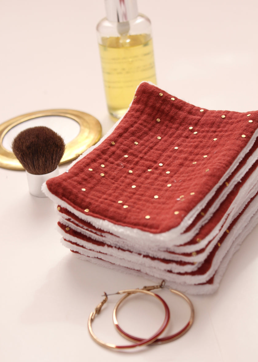 Lingettes démaquillantes femme tomette