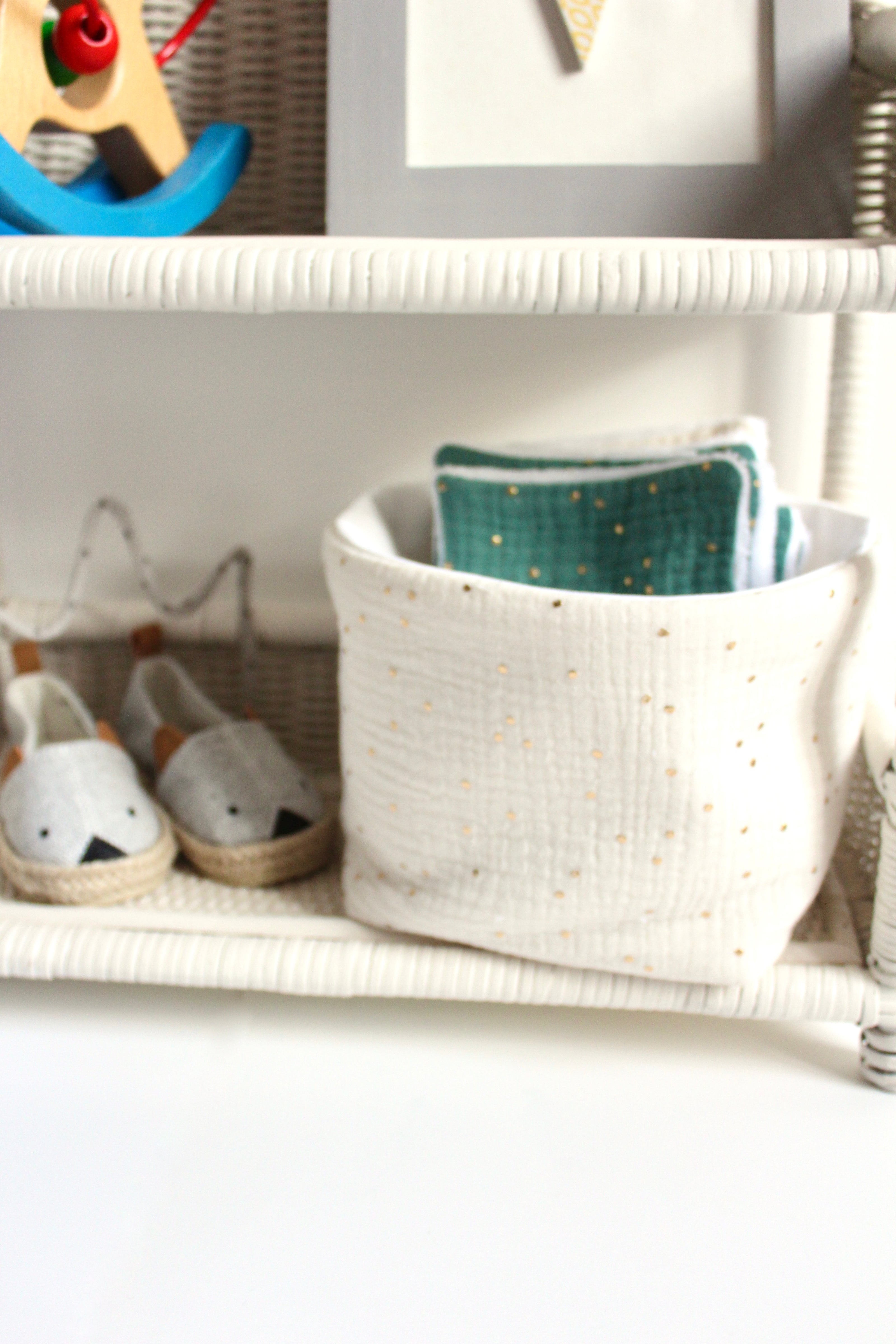 panier de rangement en gaze de coton  avec pois dorés 