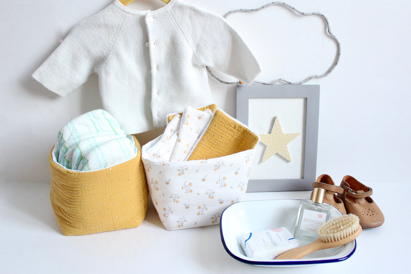 Panier jaune pour table à langer