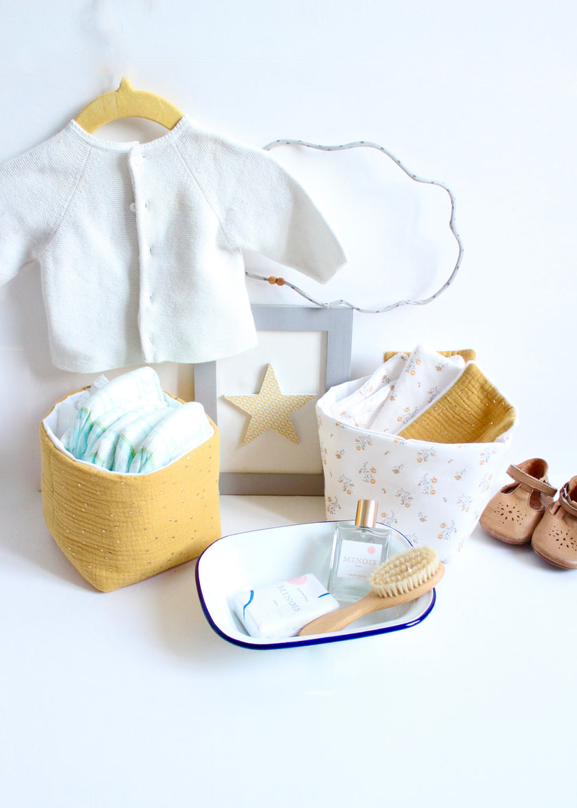 Panier jaune pour table à langer