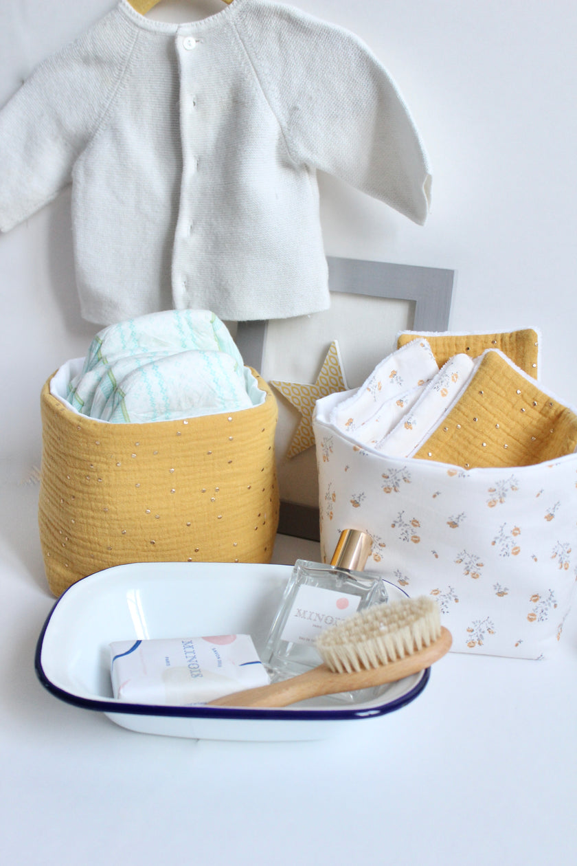 Panier jaune pour table à langer