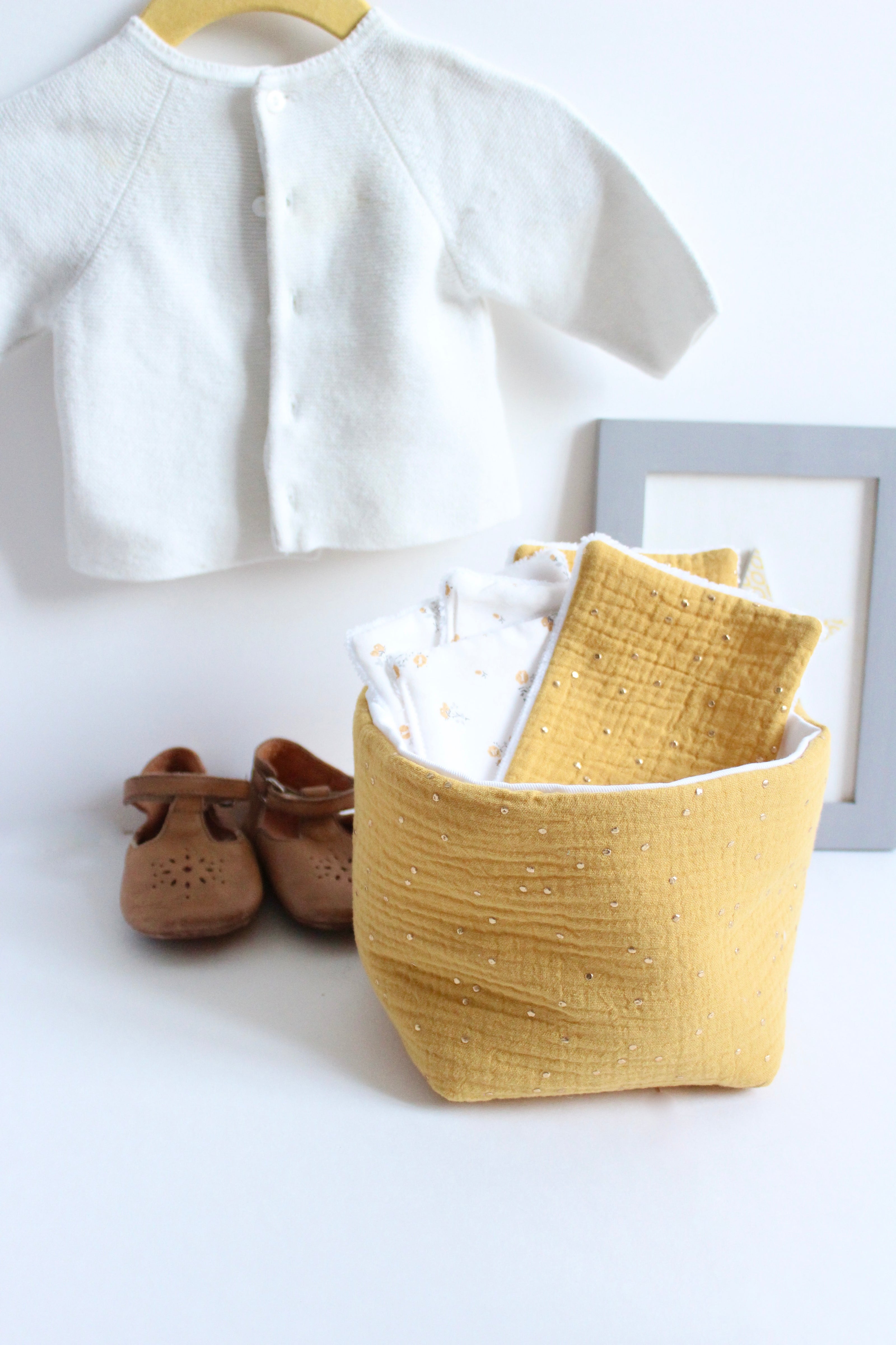 Panier jaune pour table à langer