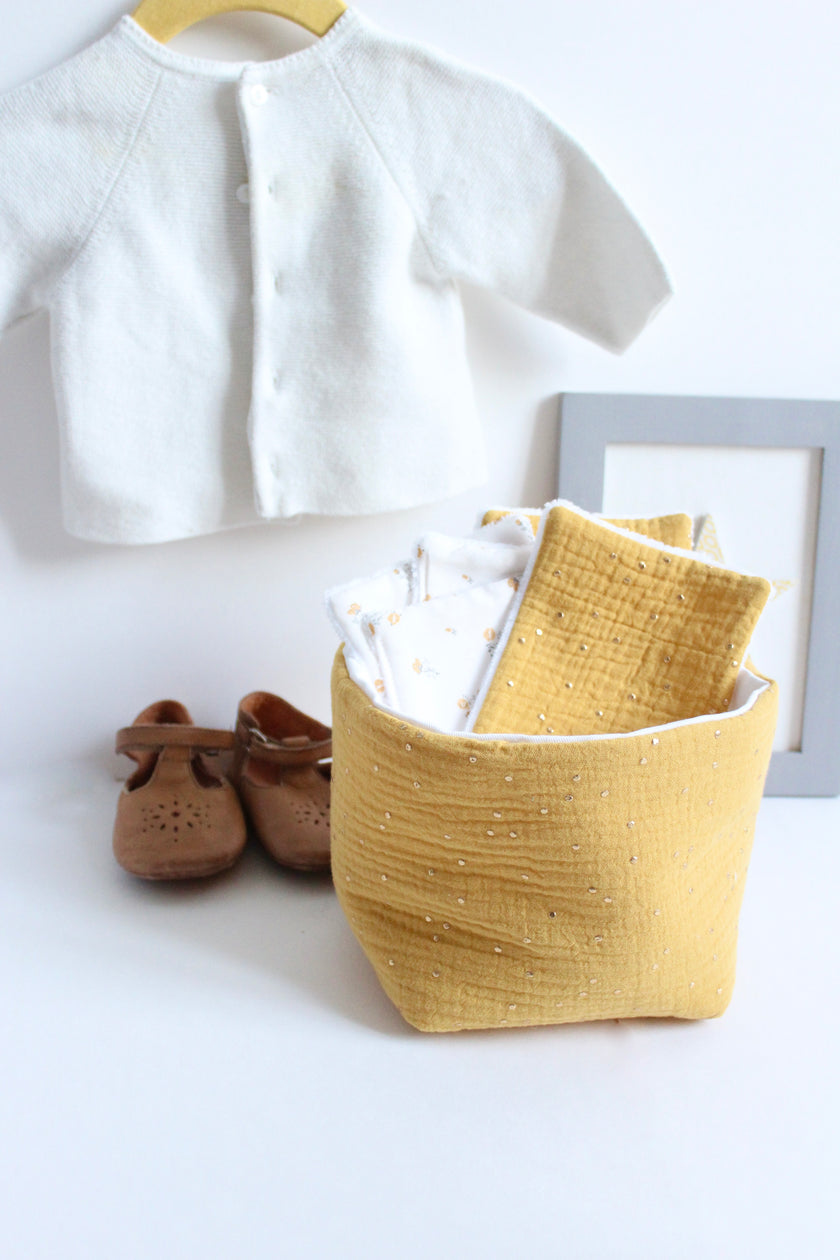 Panier jaune pour table à langer