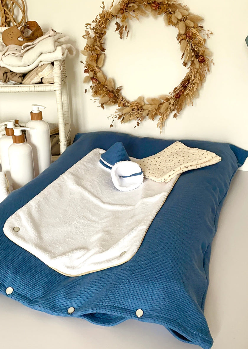 Levtex Baby - Housse De Matelas U00e0 Langer Trail Mix - S'adapte U00e0 La Plupart Des Matelas U00e0 Langer Standard - Peluche Bleue, Ours Gris Et Montagnes Bleues - Accessoires De Chambre