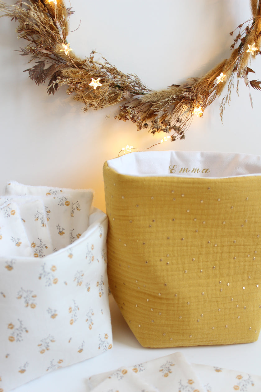 Panier jaune pour table à langer