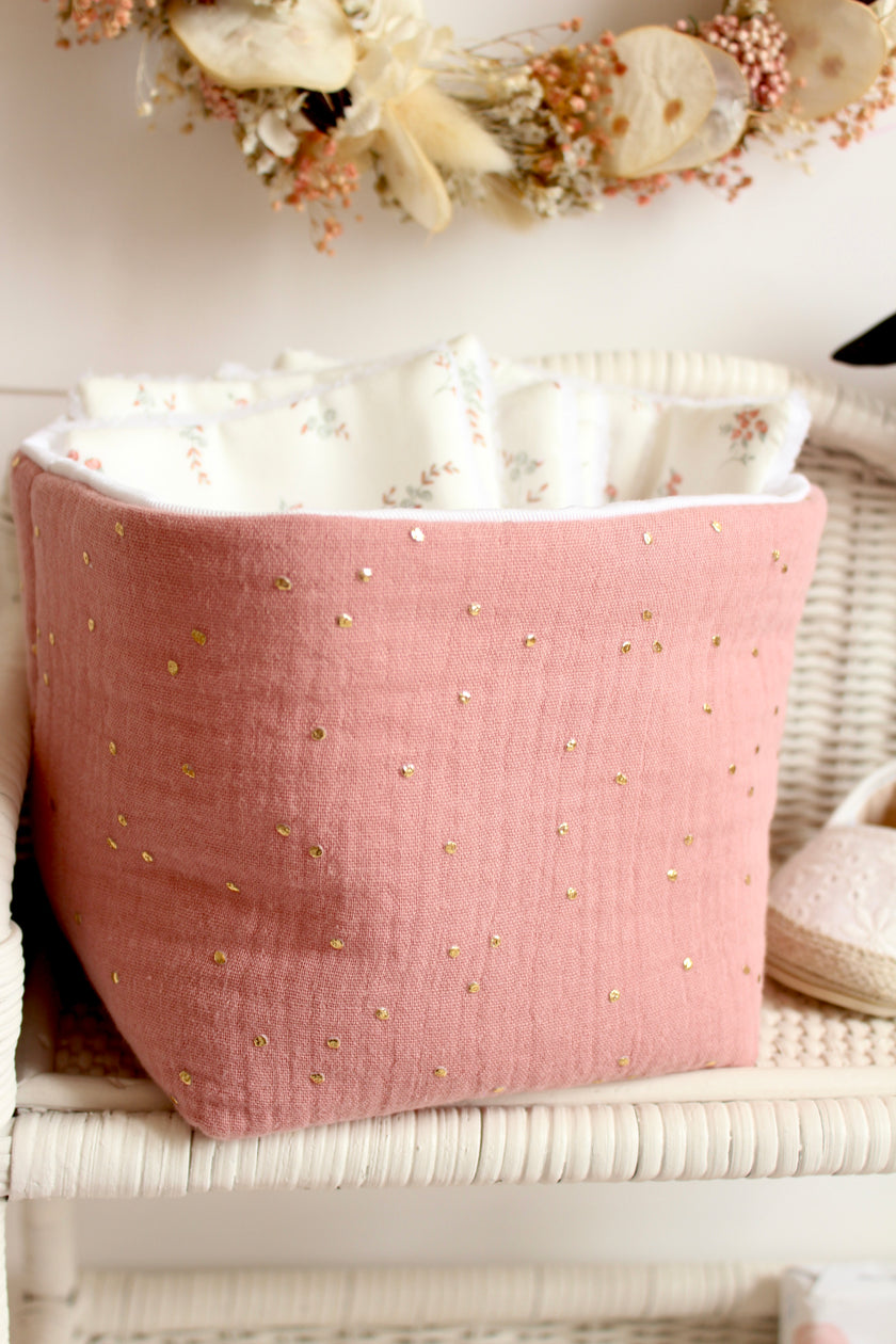 Panier rangement rose pour table à langer, astuce rangement chambre bébé fill, rangement pratique