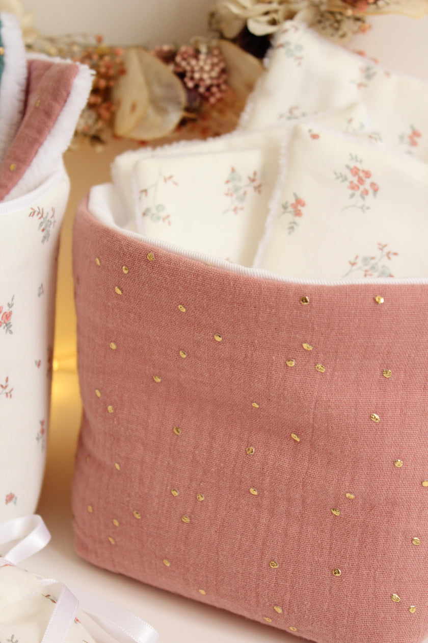 Panier rose de rangement pour table à langer