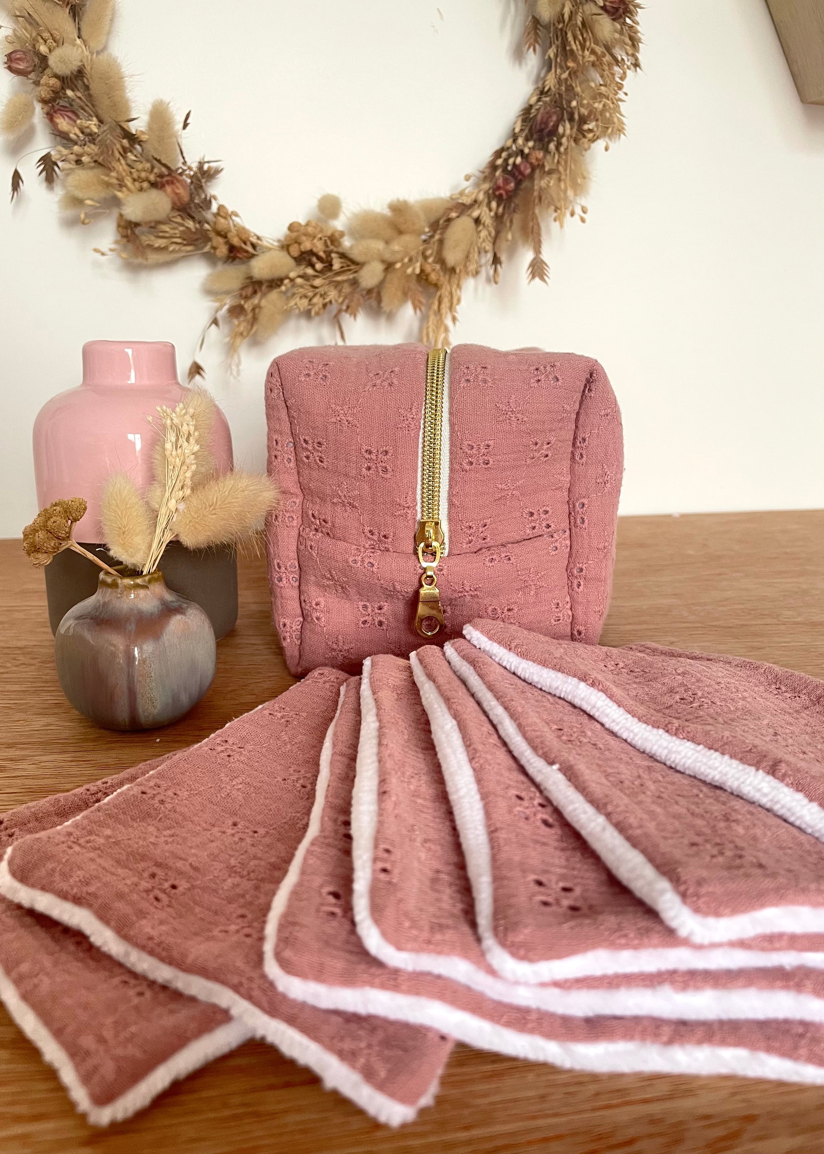 Trousse de toilette rose thé broderie anglaise