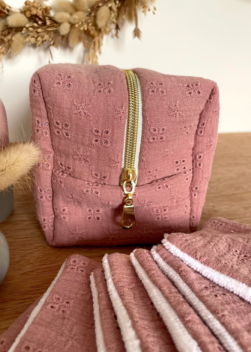 Trousse de toilette rose thé broderie anglaise