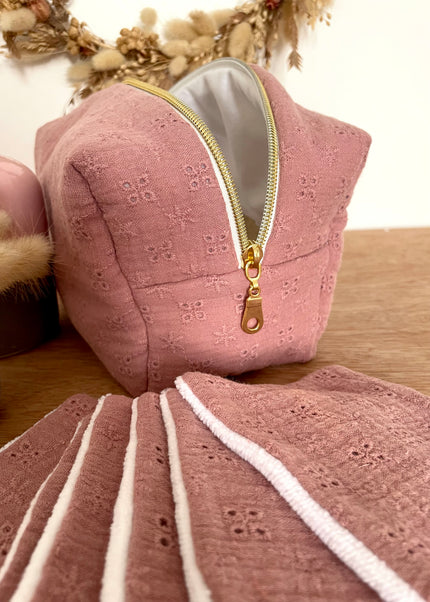 Trousse de toilette rose thé broderie anglaise