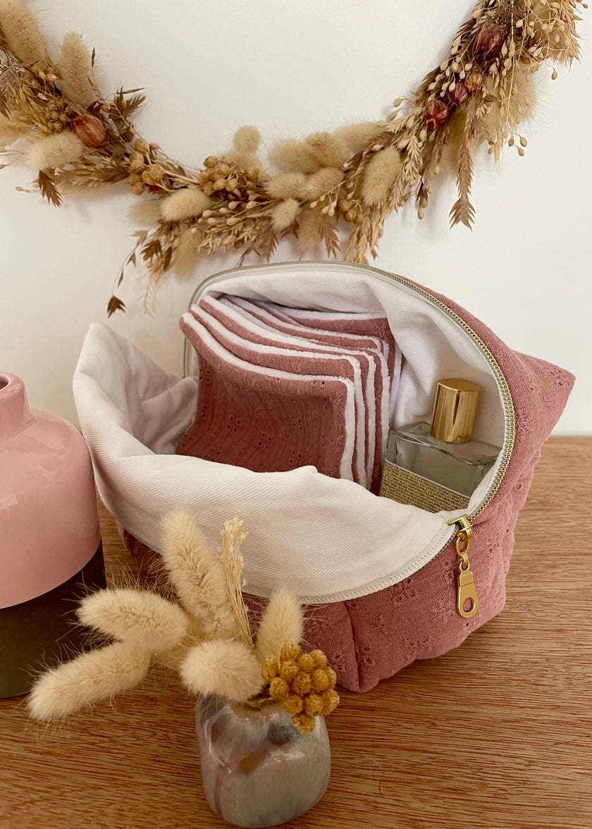 Trousse de toilette rose thé broderie anglaise