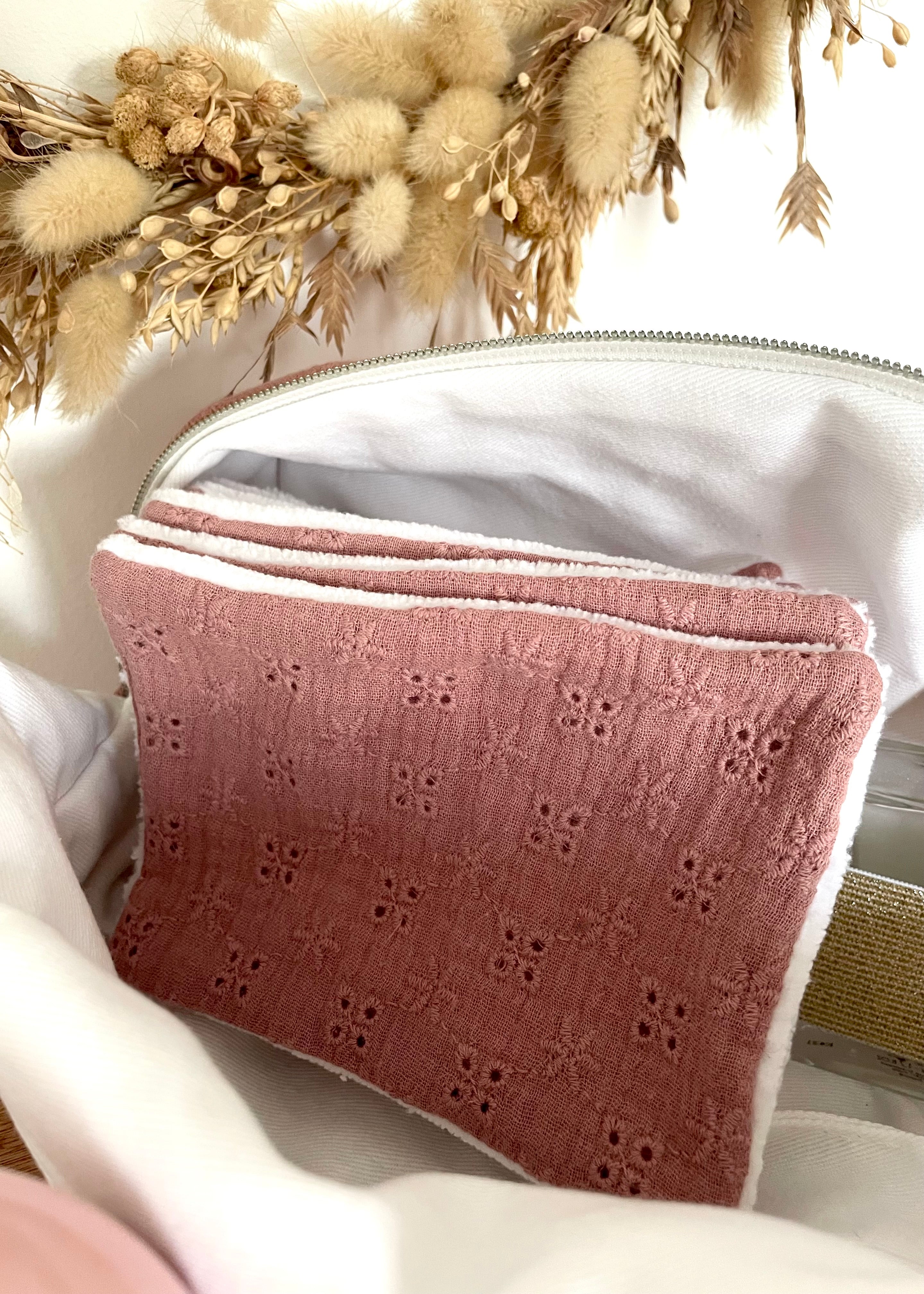 Lingettes femme démaquillantes brodées