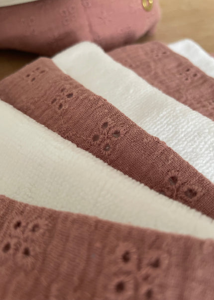 Lingettes femme démaquillantes brodées