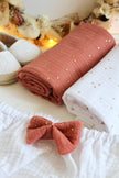 lange pour bébé fille en gaze de coton bio terracotta avec petits pois dorés 