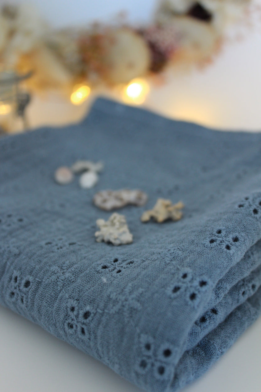 lange XXL grand format en gaze de coton bleu avec broderie