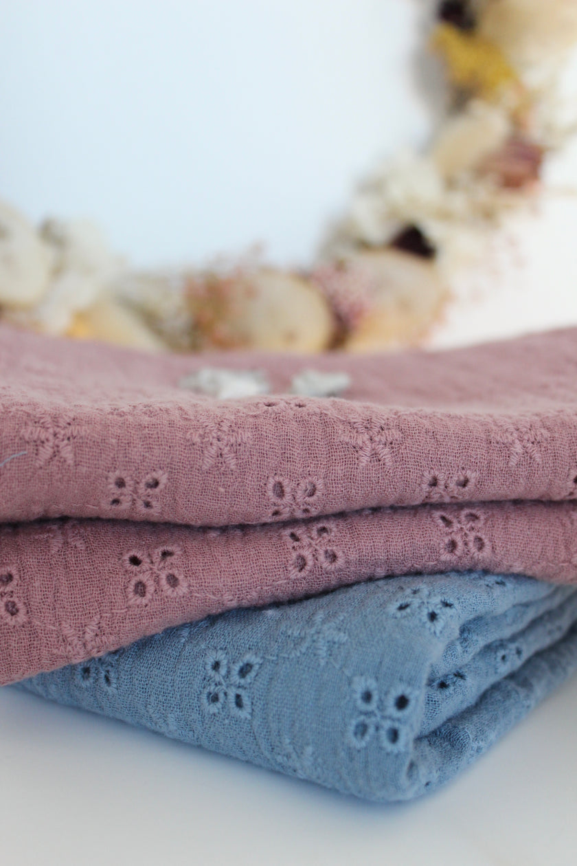 lange format XXL en gaze de coton bio broderie anglaise vieux rose 