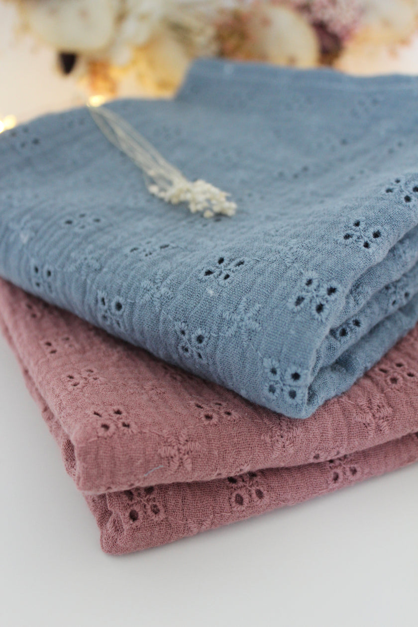 lange grand format en gaze de coton bio couleur bleu pour bébé garçon