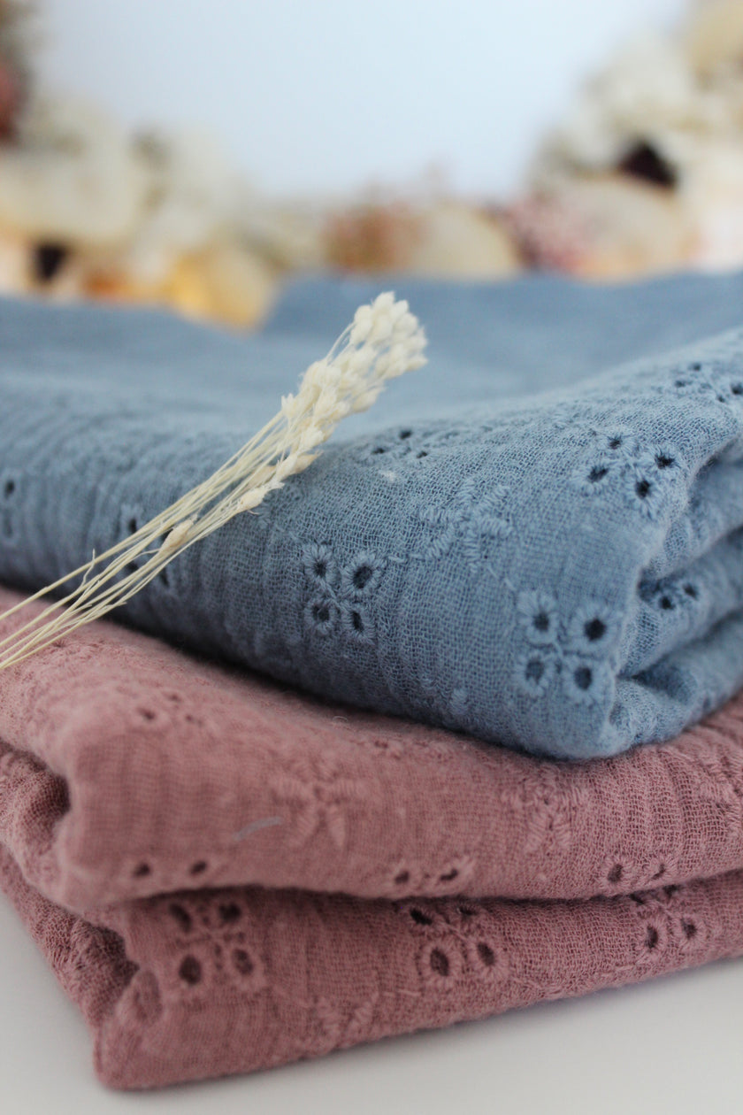 lange grand format en gaze de coton pour bébé couleur vieux rose ou bleu 