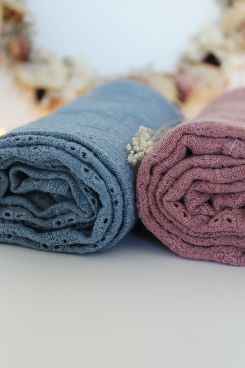 lange en gaze de coton grand format made in france couleur bleu et vieux rose avec broderie 