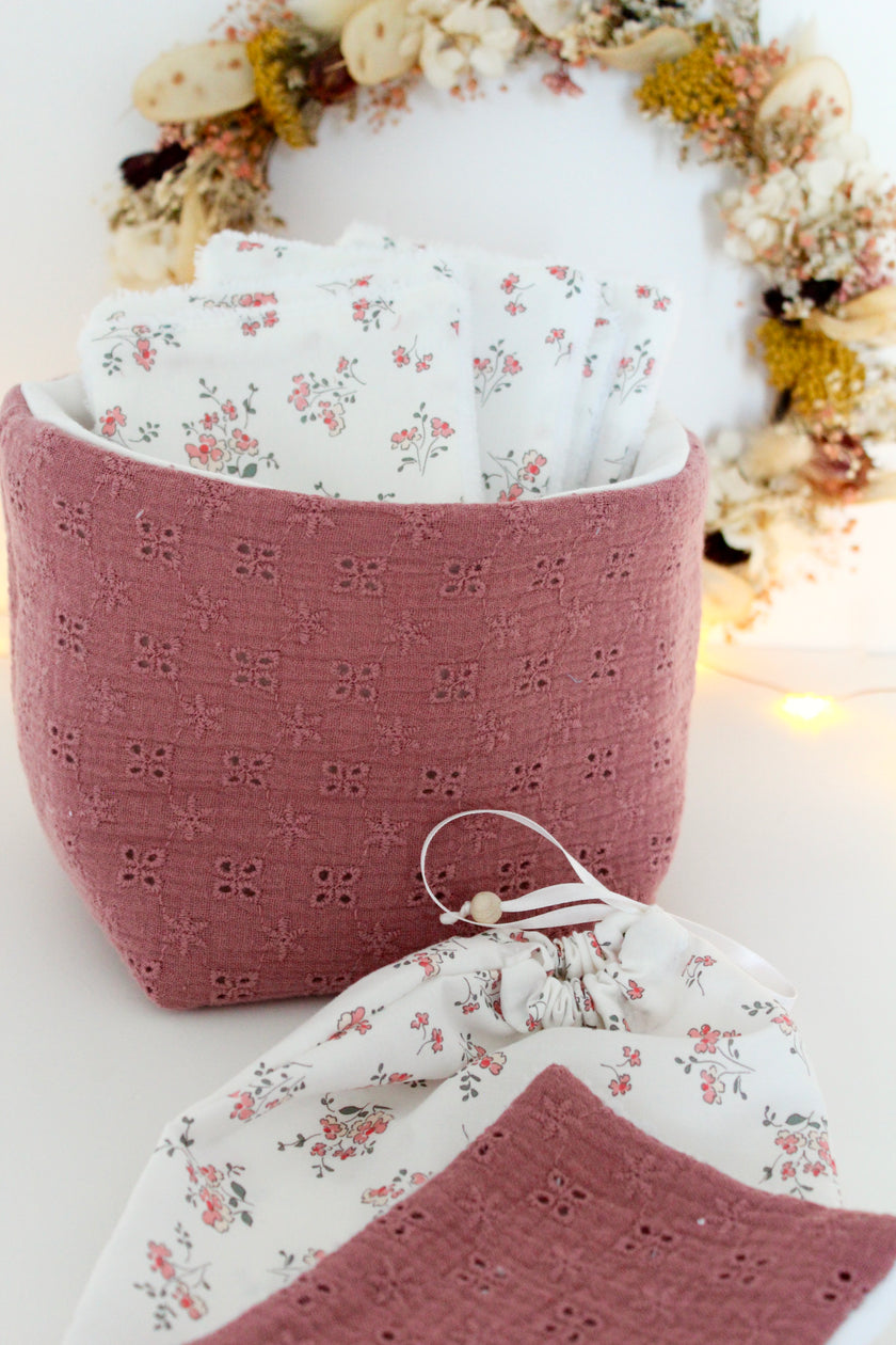 Panier brodé rose pour table à langer