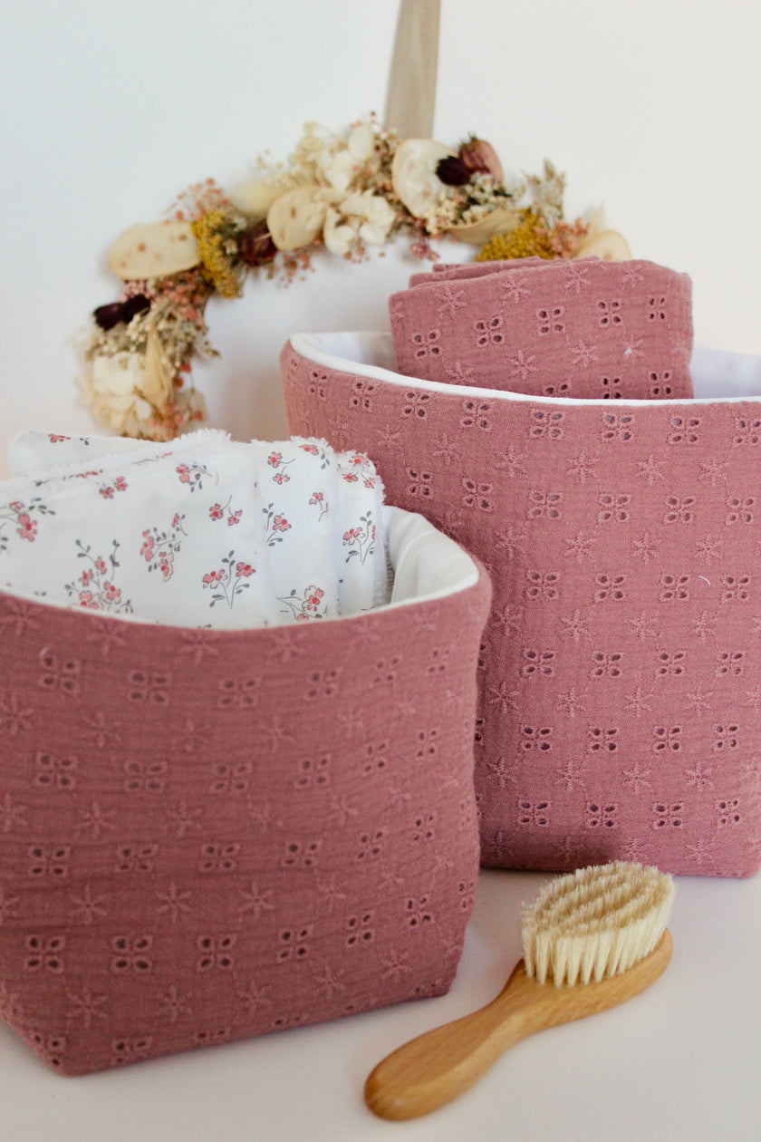 Panier brodé rose pour table à langer