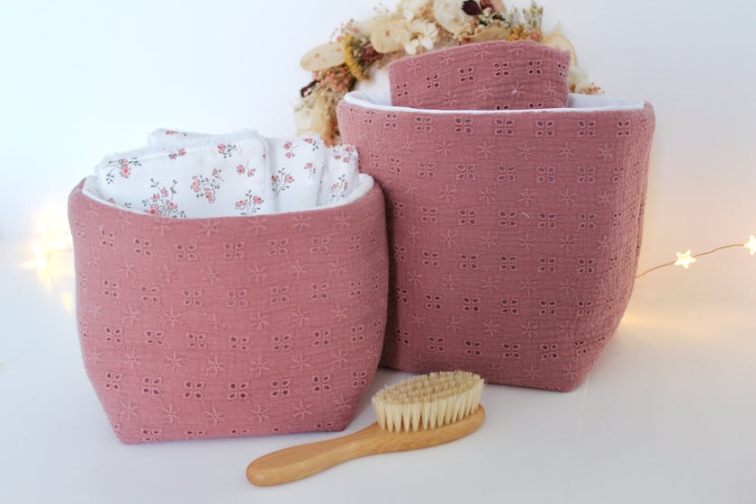 Panier brodé rose pour table à langer