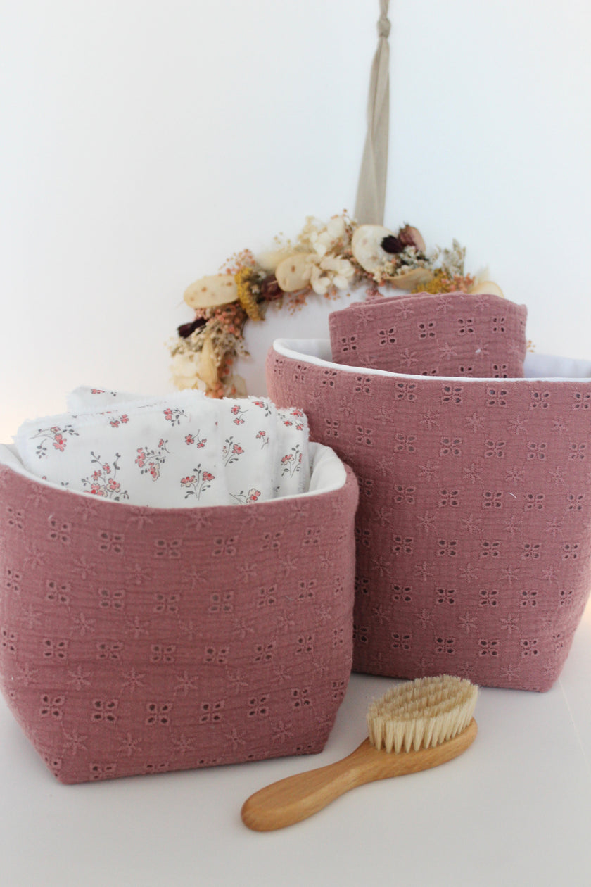Panier brodé rose pour table à langer