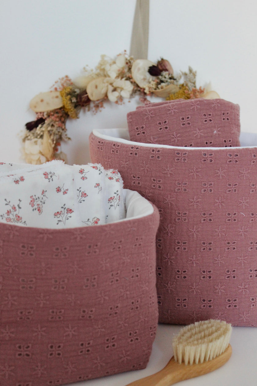 Panier brodé rose pour table à langer