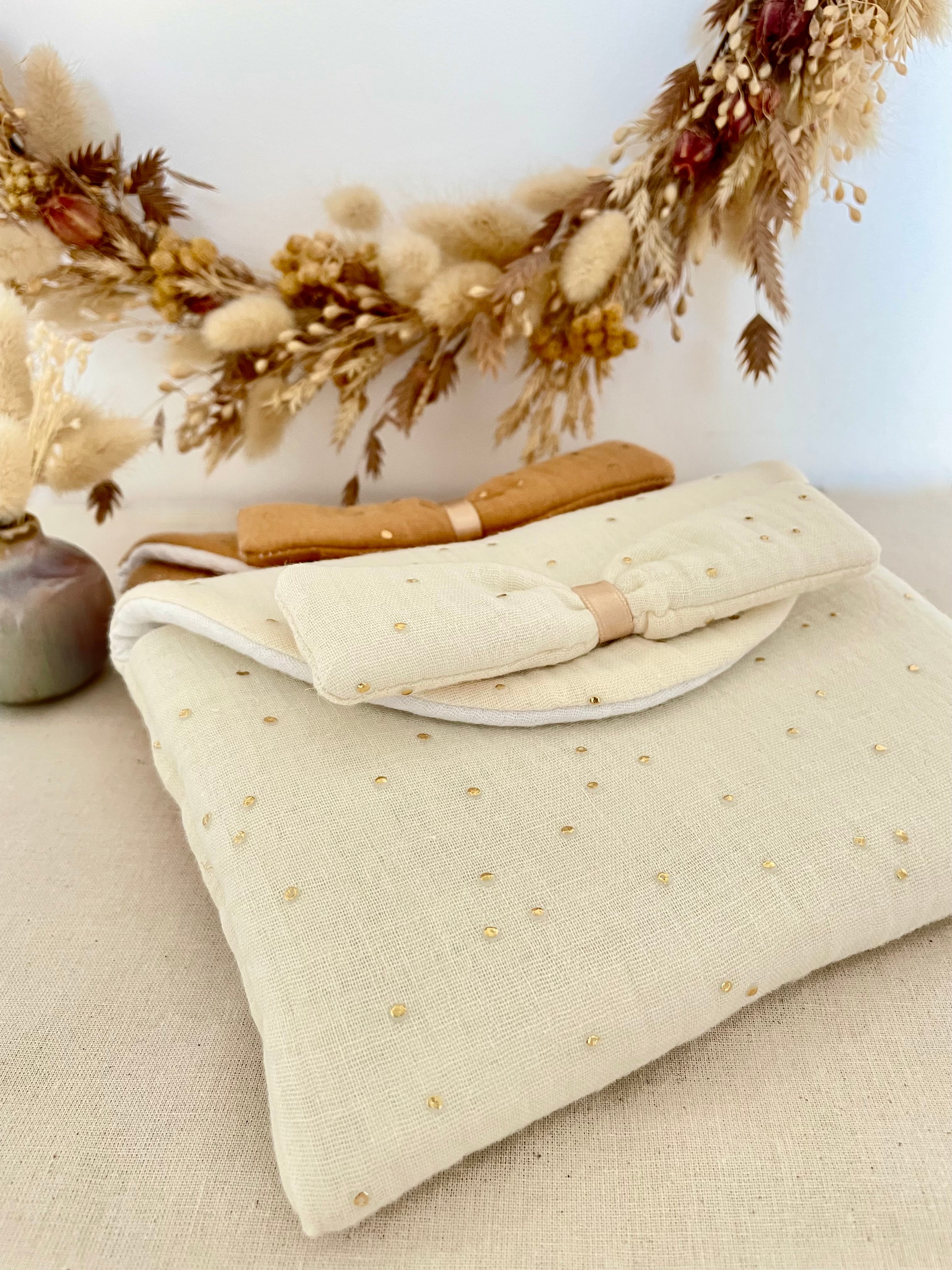 Pochette à couches écru doré