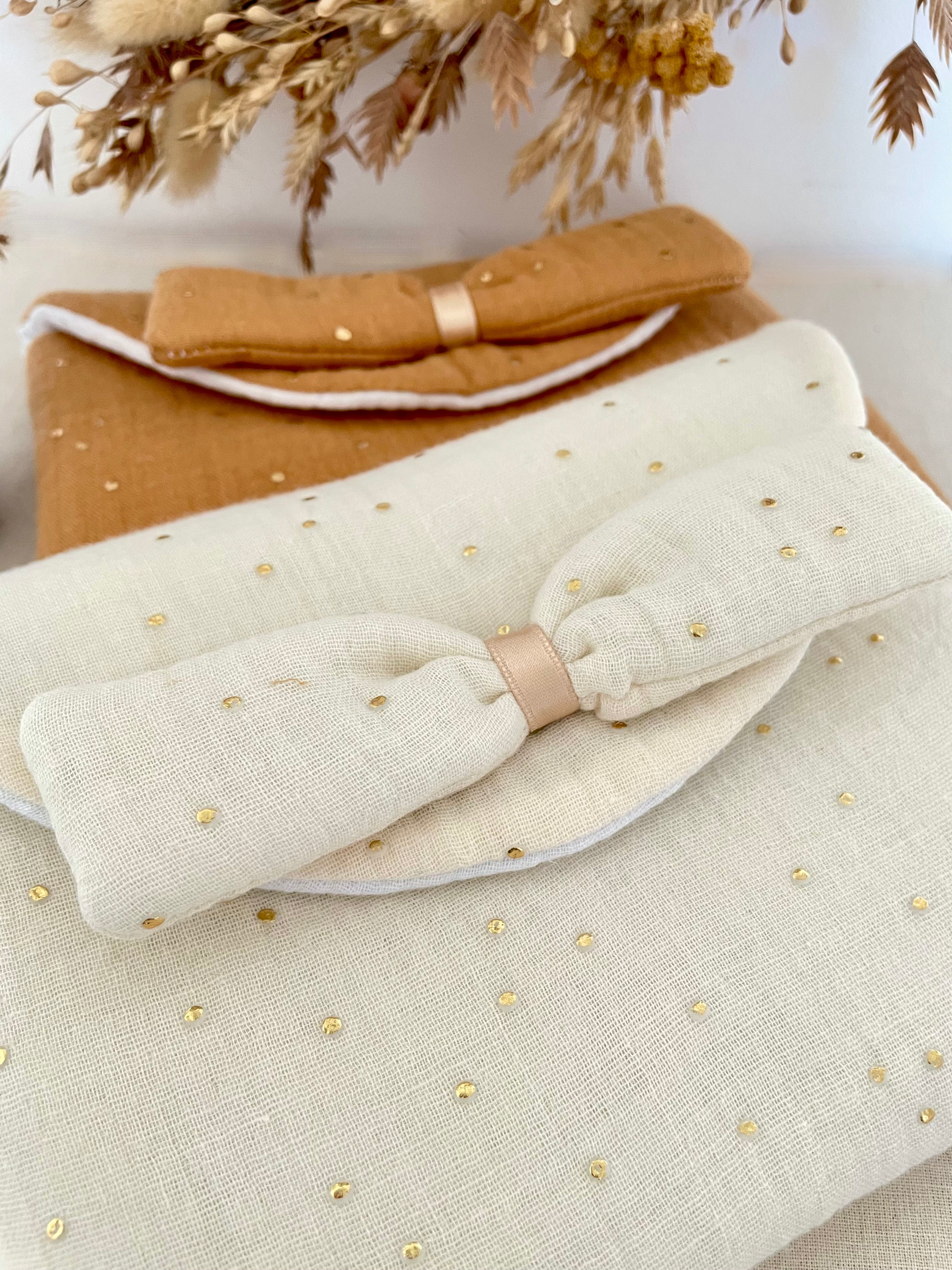 Pochette à couches écru doré