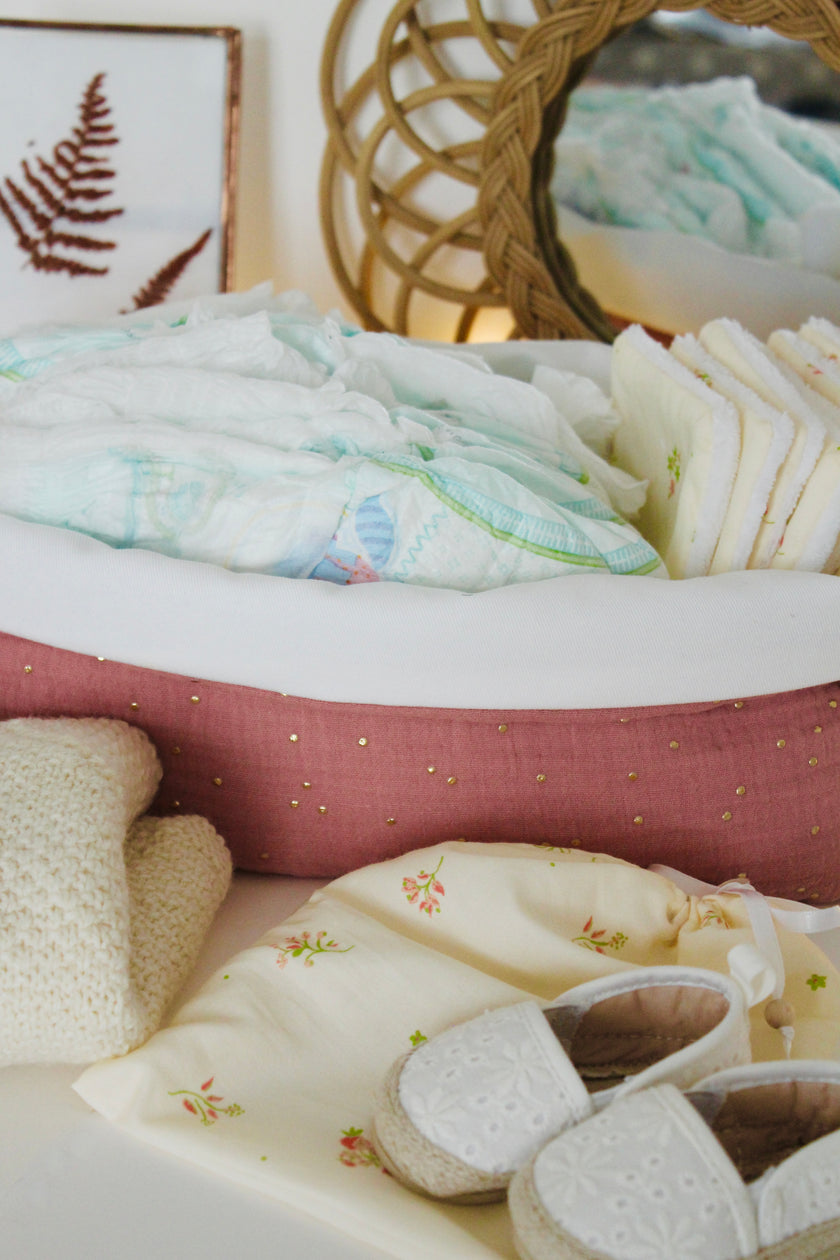 Panier rose de rangement pour table à langer