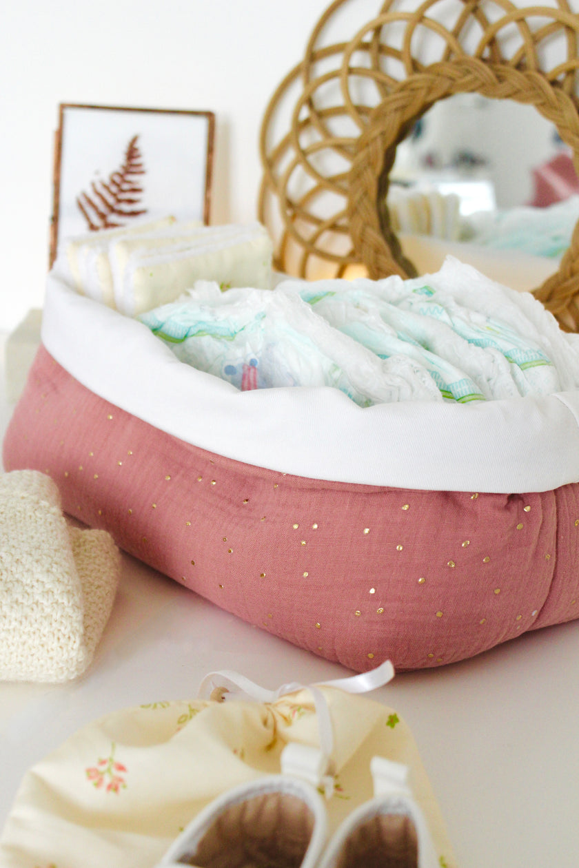 Panier rose de rangement pour table à langer