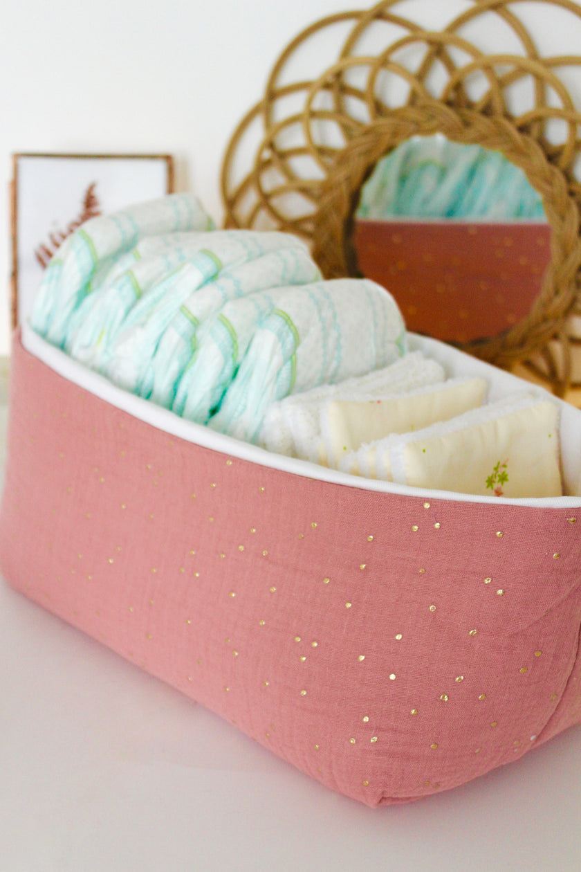 Panier rose de rangement pour table à langer