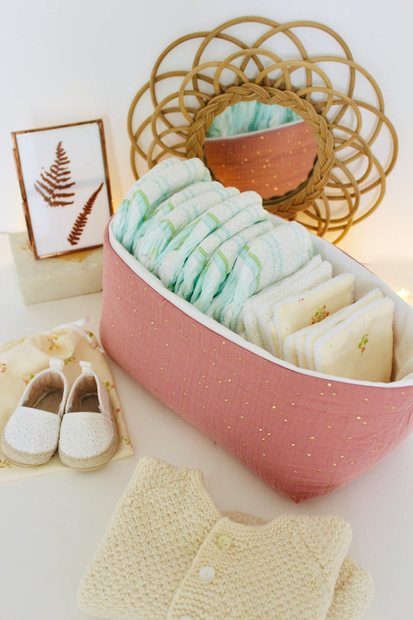 Panier rose de rangement pour table à langer