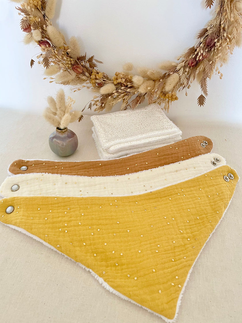 Bavoir bandana moutarde pois dorés