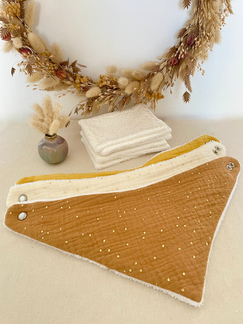 Bavoir bandana camel pois doré