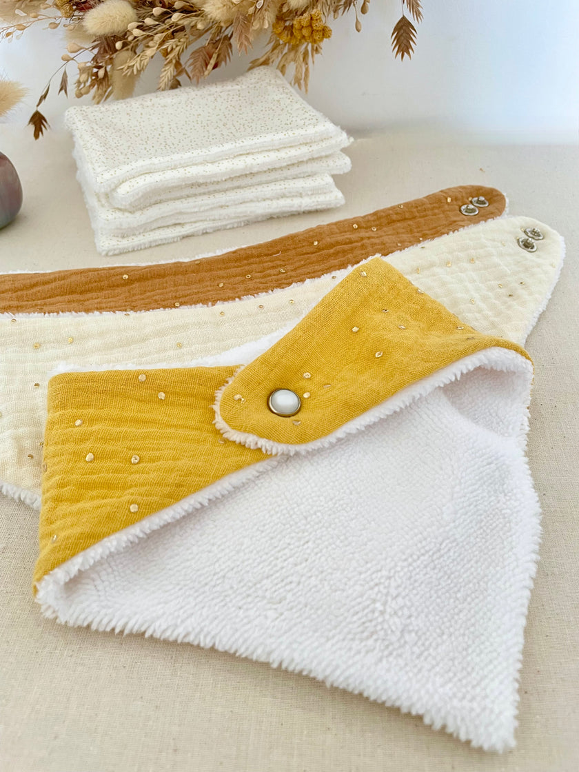 Bavoir bandana moutarde pois dorés